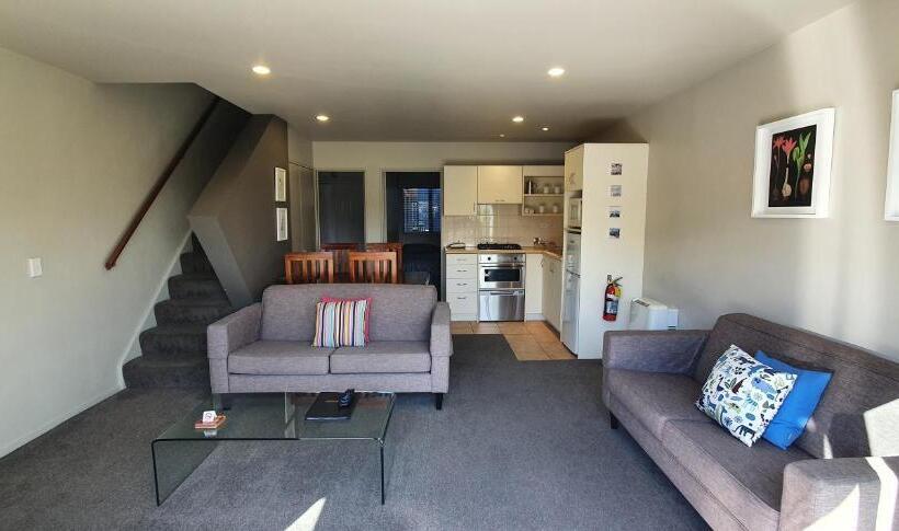 דירת שלושה חדרים, The Moorings Motel And Apartments