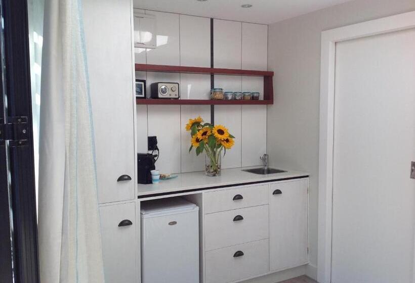 اتاق لوکس, Top Floor Bed And Breakfast