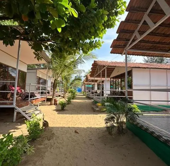 デラックスルーム, Mountain Palm Patnem Beach