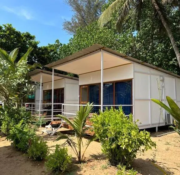 デラックスルーム, Mountain Palm Patnem Beach