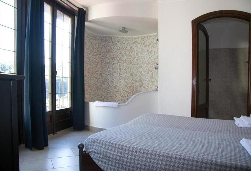 מיטת קינג בסוויטה, Bike Resort Overland