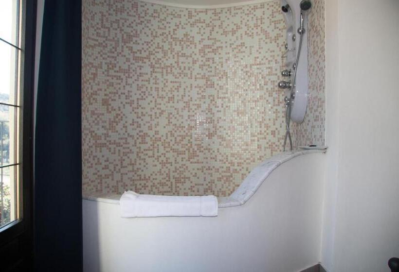 מיטת קינג בסוויטה, Bike Resort Overland