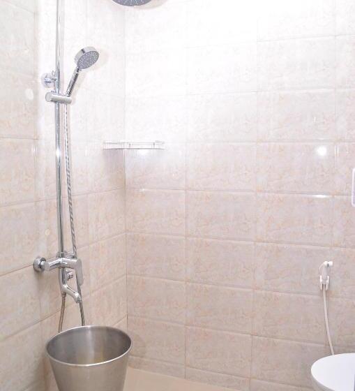 חדר משפחתי, Jc Woodville Manor