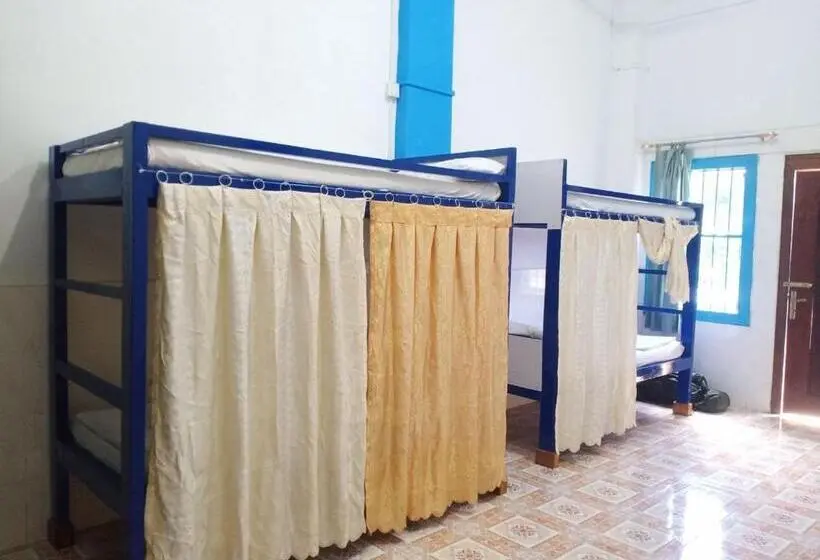 تختخواب در اتاق مشترک, Silver Dolphin Guesthouse & Restaurant