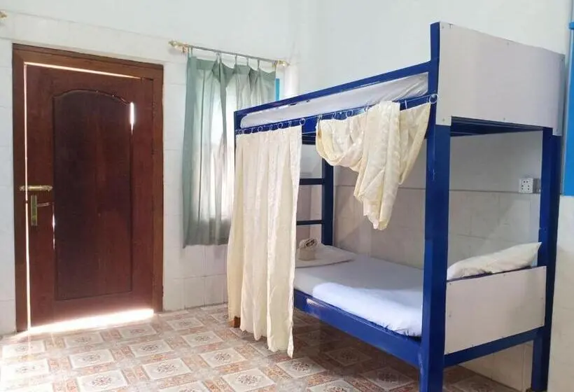 تختخواب در اتاق مشترک, Silver Dolphin Guesthouse & Restaurant