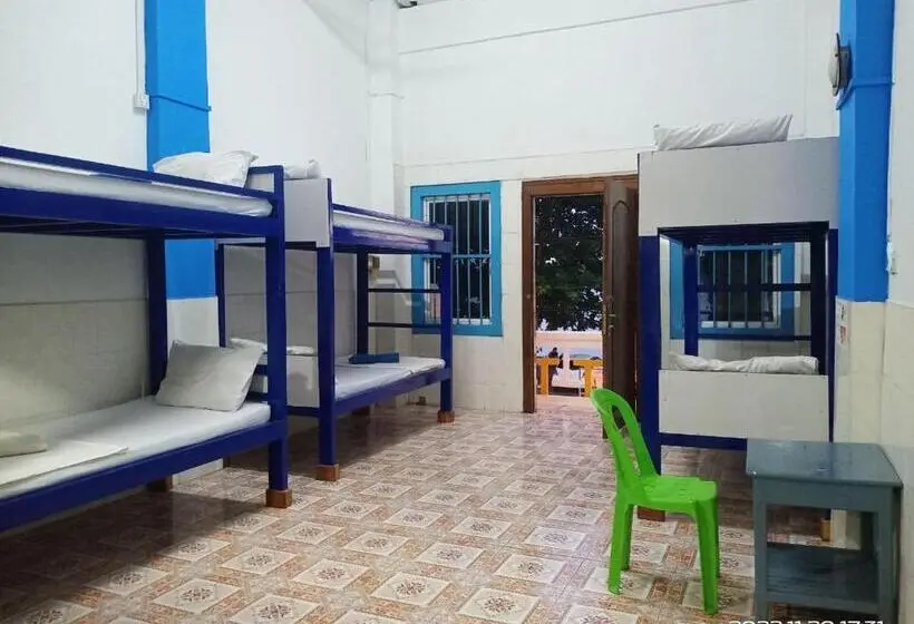 تختخواب در اتاق مشترک, Silver Dolphin Guesthouse & Restaurant