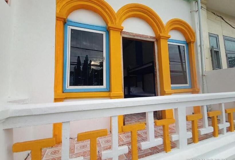 共用房间的床, Silver Dolphin Guesthouse & Restaurant