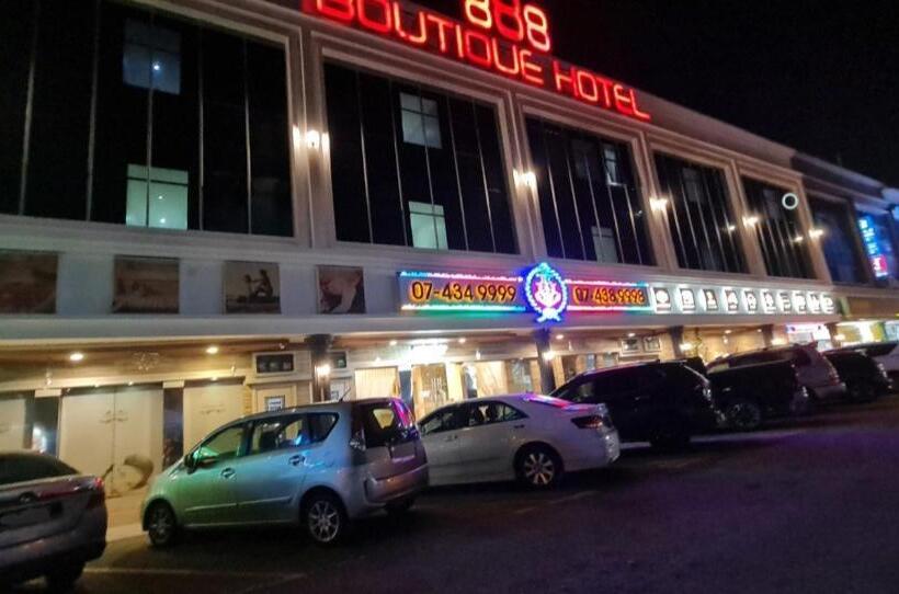 غرفة عائلية, 888 Boutique