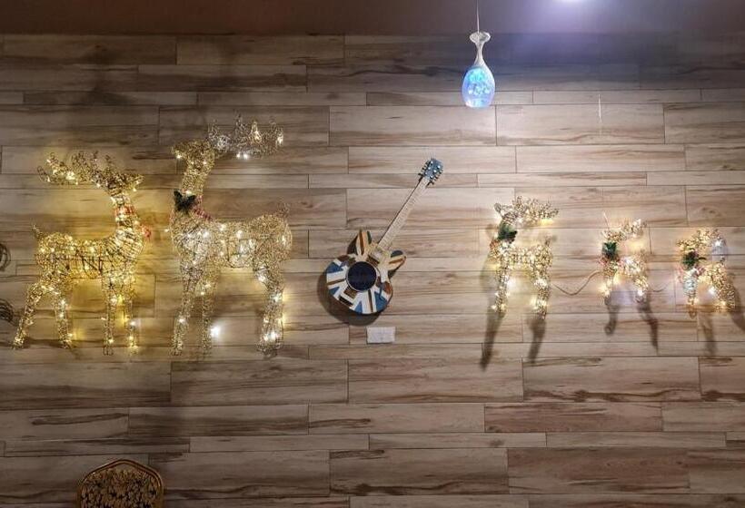 غرفة عائلية, 888 Boutique