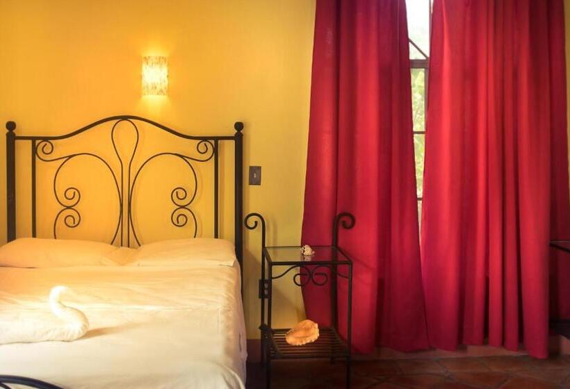 غرفة رباعية قياسية بإطلالة على المسبح, Nicawaves