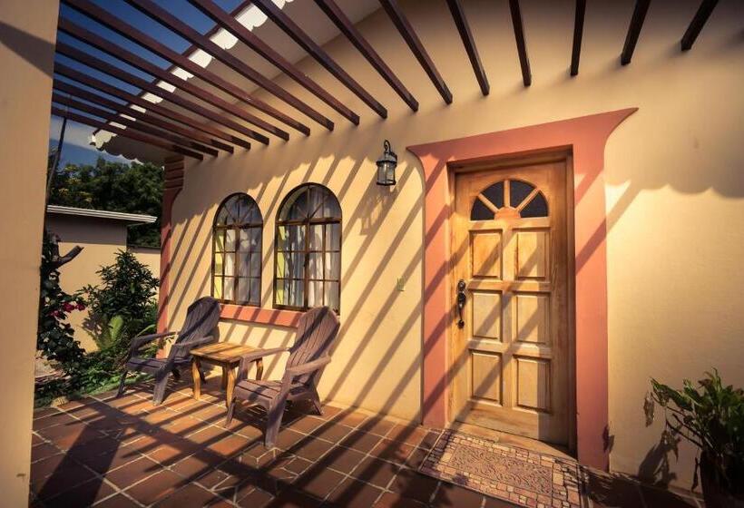 غرفة رباعية قياسية بإطلالة على المسبح, Nicawaves