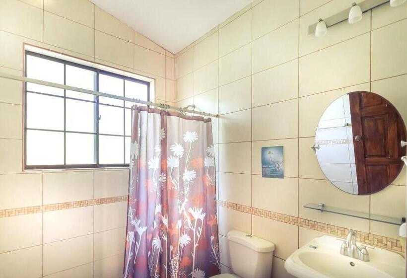 غرفة رباعية قياسية بإطلالة على المسبح, Nicawaves