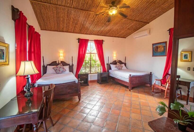 غرفة رباعية قياسية بإطلالة على المسبح, Nicawaves