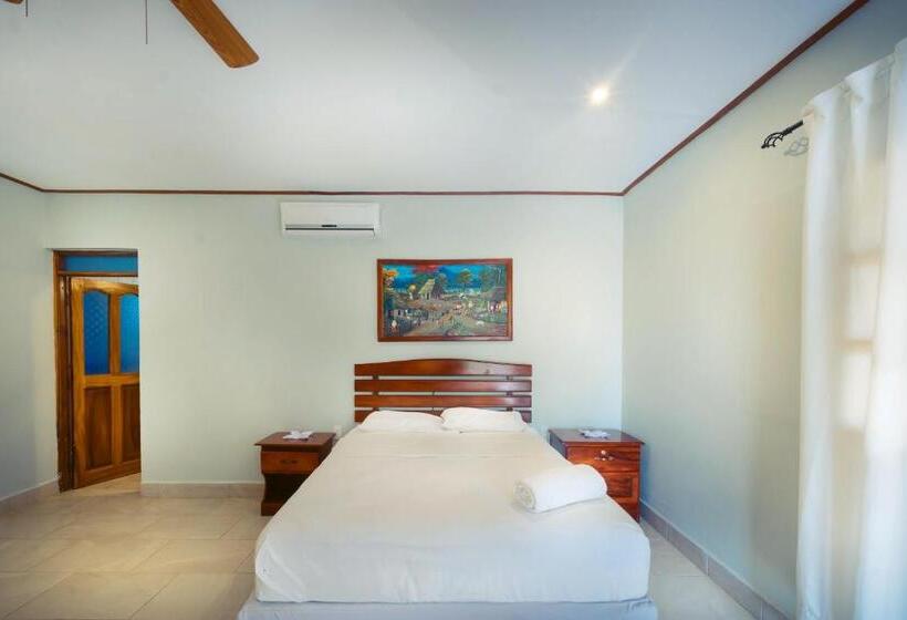 غرفة قياسية ثلاثية مزودة بشرفة, Nicawaves