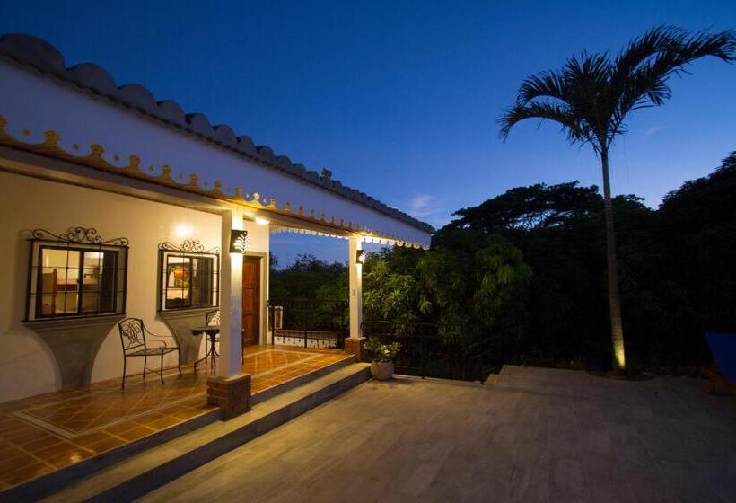 غرفة ديلوكس ثلاثية, Nicawaves