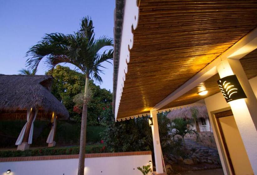 غرفة ديلوكس ثلاثية, Nicawaves