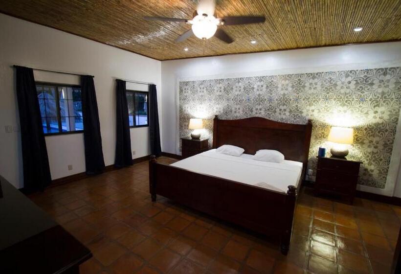 غرفة ديلوكس ثلاثية, Nicawaves