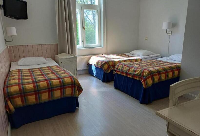 标准三人间, Strandbo