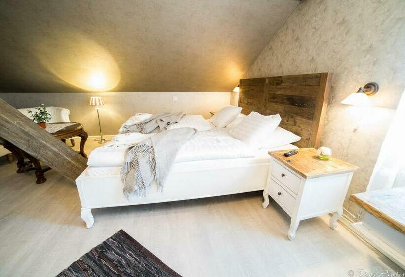 סוויטת ג'וניור, Vaihmalan Hovi