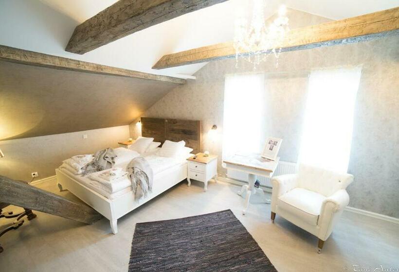 סוויטת ג'וניור, Vaihmalan Hovi