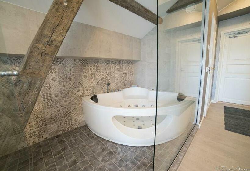 סוויטת ג'וניור, Vaihmalan Hovi