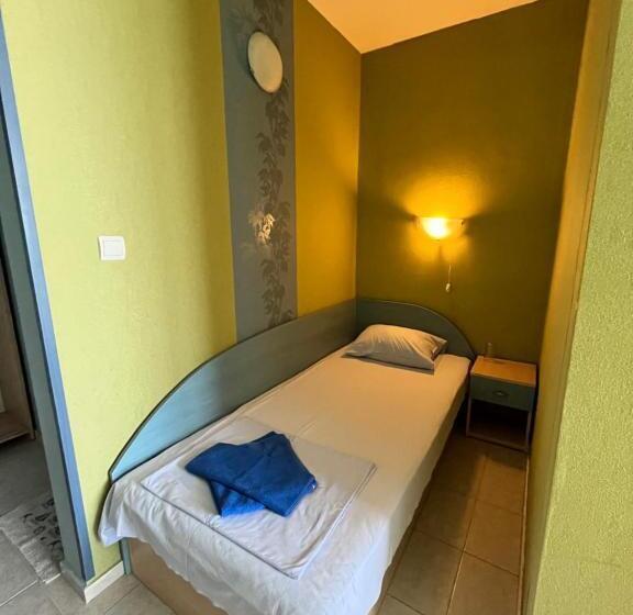 Номер Стандарт Трехместный, Family Hotel Delfina