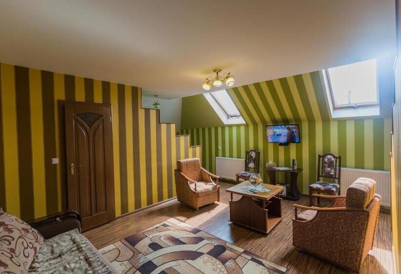 استودیوی استاندارد, Villa Fenix