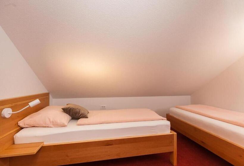 اتاق استاندارد چهارنفره با بالکن, Turistična Kmetija Pri Marku