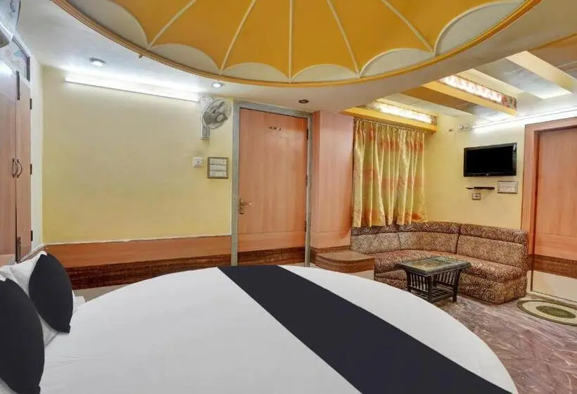 トリプルクラシックルーム, Oyo Hotel Shree Goverdhan Palace