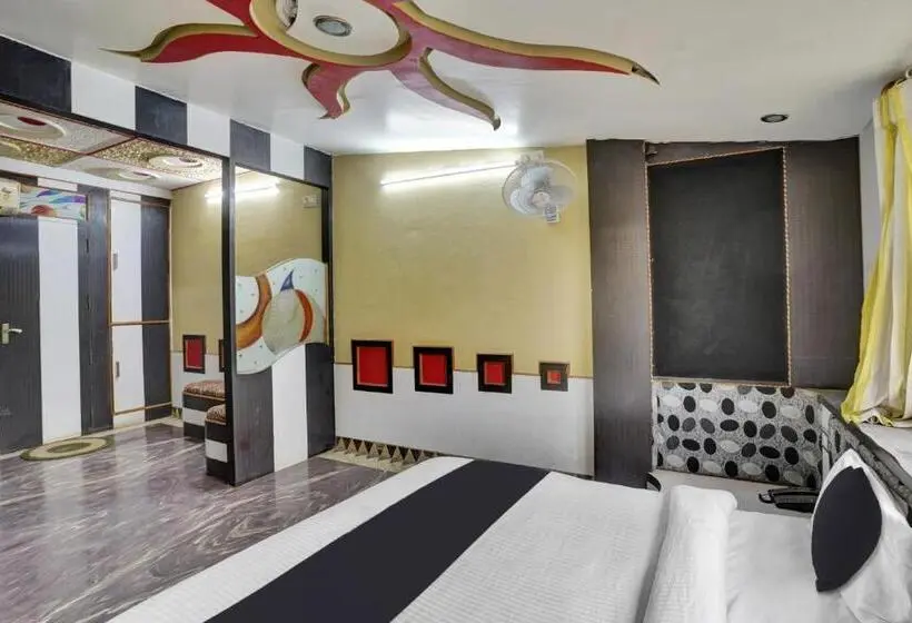 トリプルクラシックルーム, Oyo Hotel Shree Goverdhan Palace
