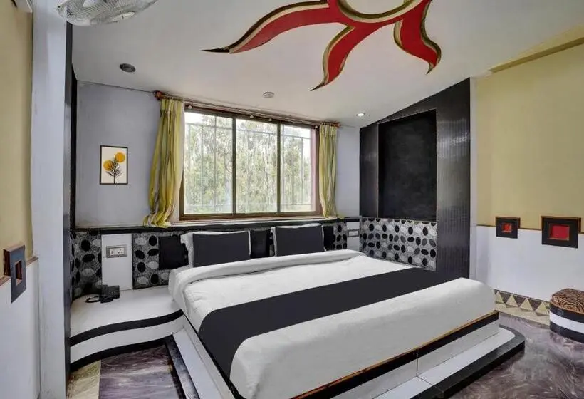 トリプルクラシックルーム, Oyo Hotel Shree Goverdhan Palace