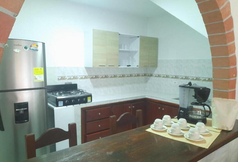 דירת חדר, Rose Moor