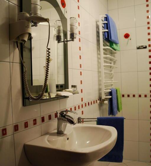 جناح جونيور, Villa Iris