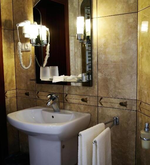 جناح مزوَّد بشرفة, Villa Iris