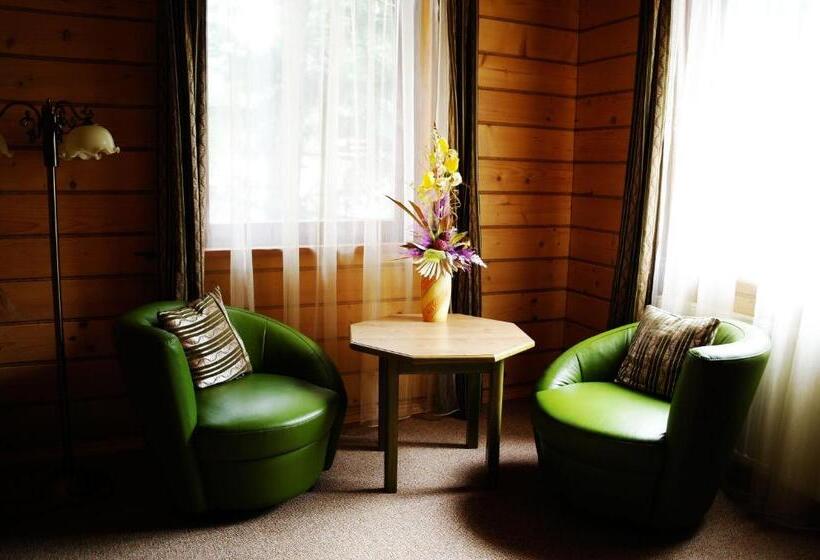 جناح مزوَّد بشرفة, Villa Iris