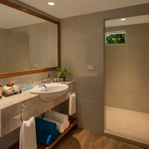 بانگلوی استاندارد با چشم‌انداز دریا, Outrigger Fiji Beach Resort