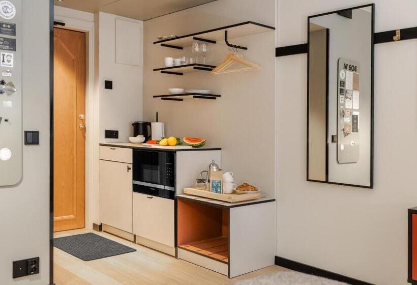 Deluxe Zimmer, Bob W Kaarti