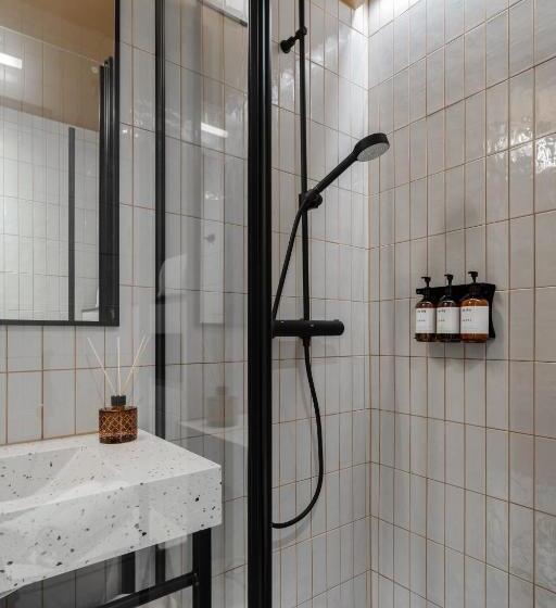 Deluxe Zimmer, Bob W Kaarti