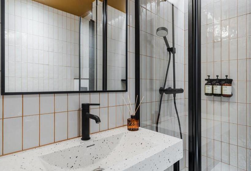 1 Schlafzimmer Penthouse Apartment, Bob W Kaarti