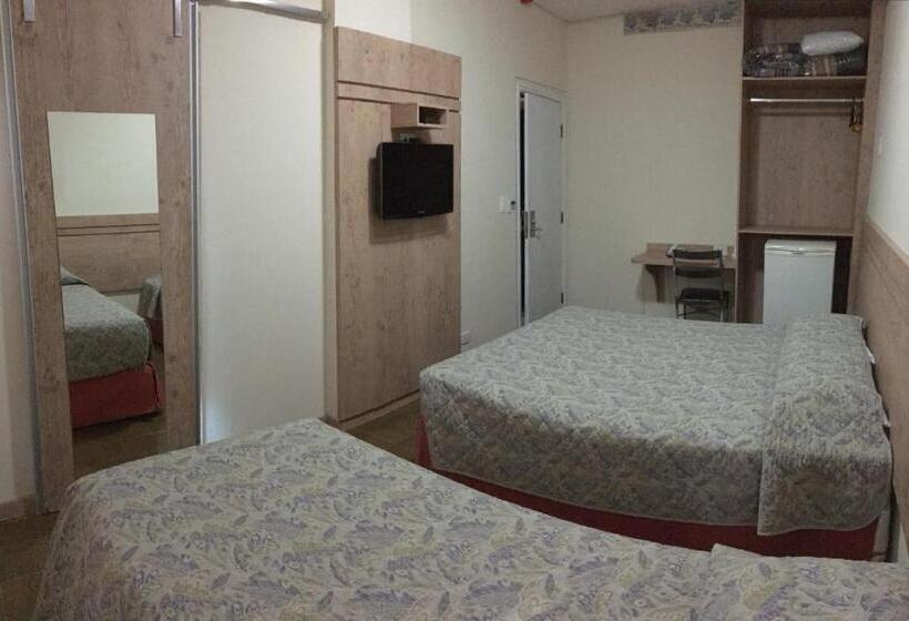 标准三人间, Internacional