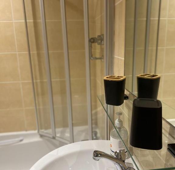 패밀리 룸, The Duke William