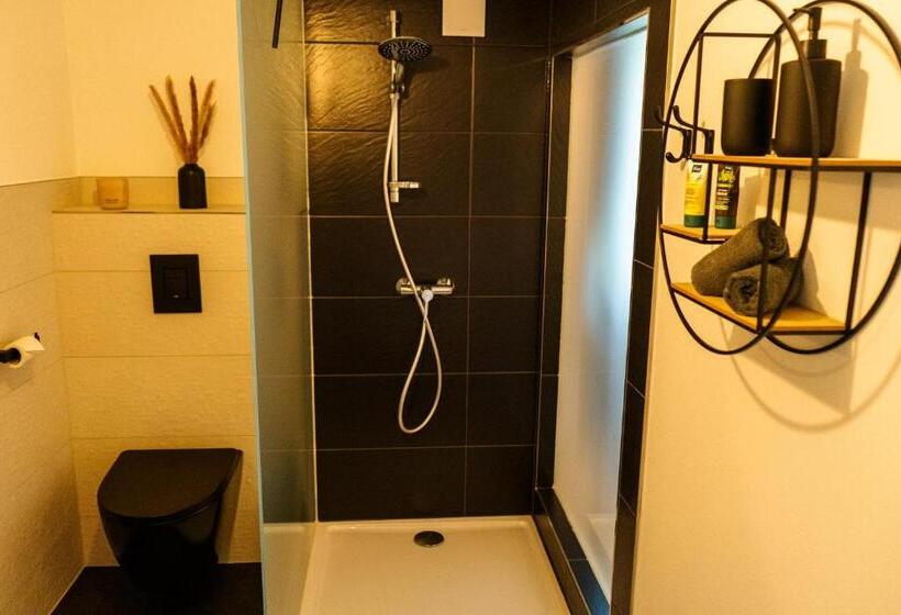 غرفة قياسية, Chez Julie