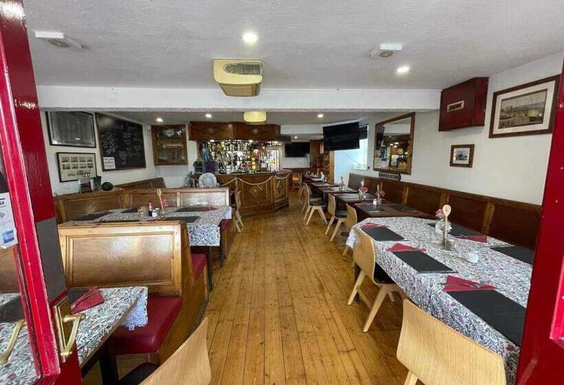 מיטת קינג בסוויטה, The Shipwright Inn