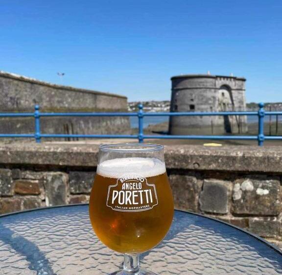 מיטת קינג בסוויטה, The Shipwright Inn