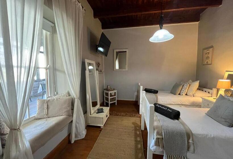 מיטת קינג בסוויטה, Hephzibah Inn Guest House And Venue