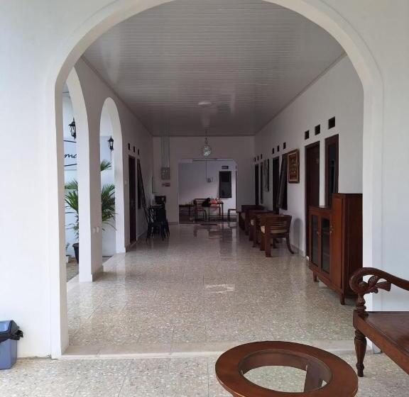 إستديو عائلى, Omah Watumas