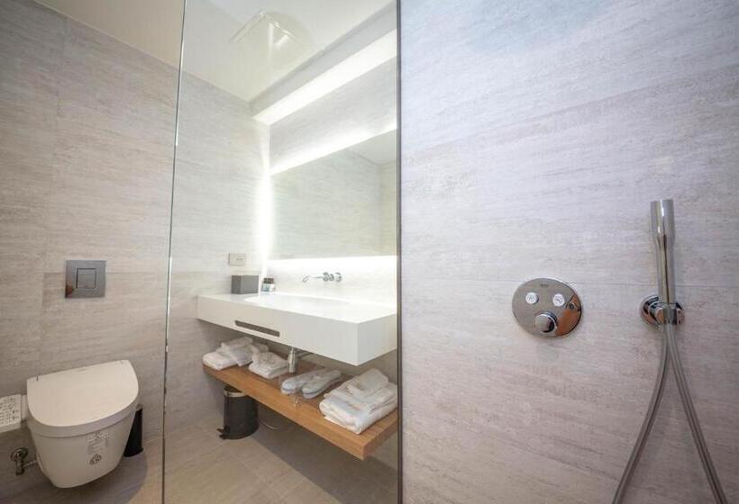 اتاق لوکس با بالکن, Vale