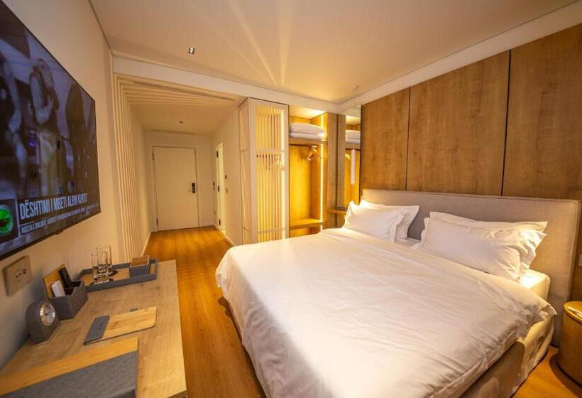 اتاق لوکس با بالکن, Vale