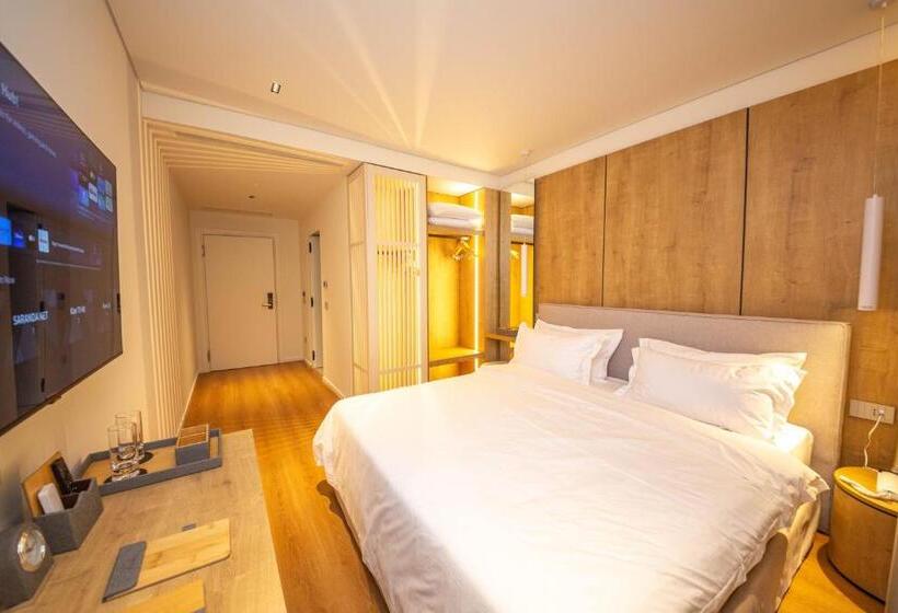 اتاق لوکس با چشم‌انداز دریا, Vale