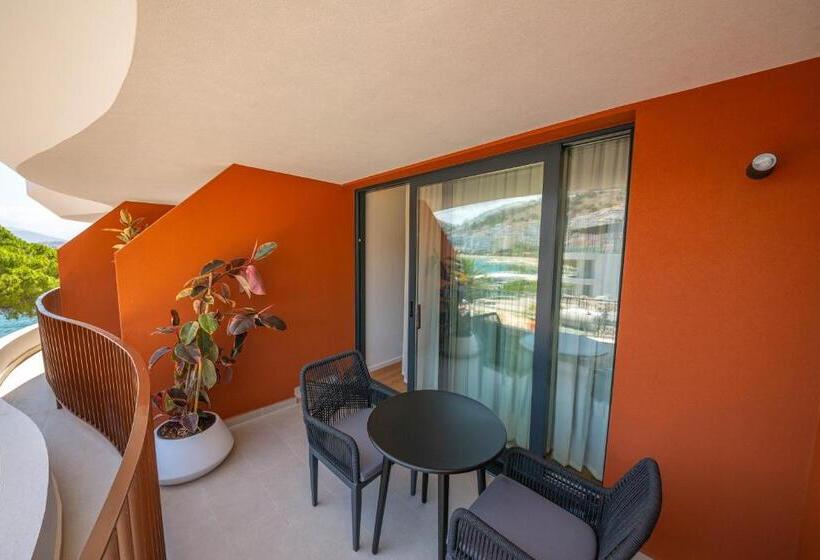 اتاق لوکس با چشم‌انداز دریا, Vale